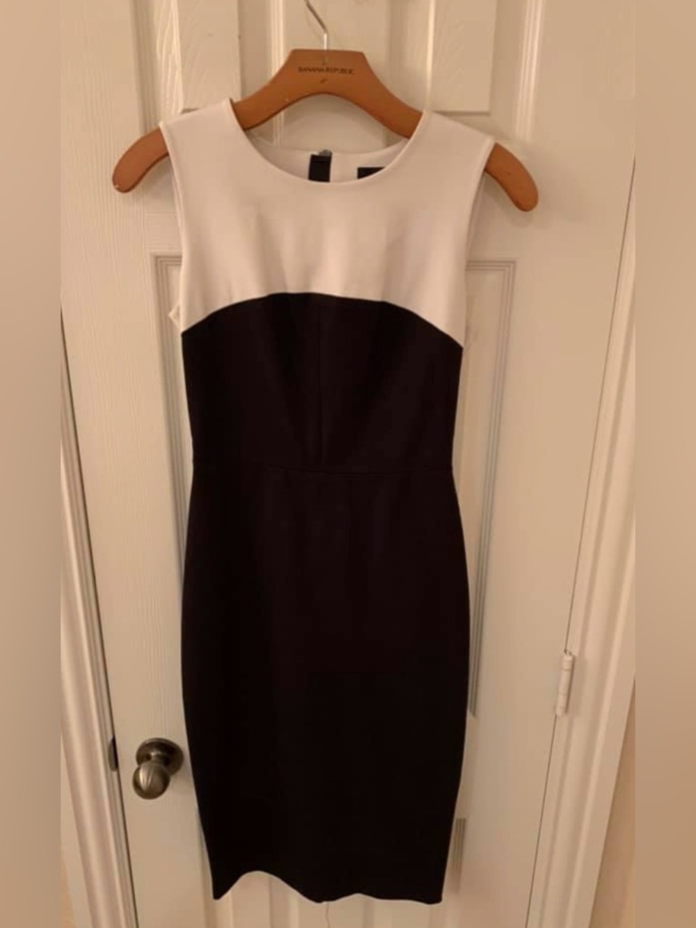 Banana Republic Sleeveless Two-Tone Sheath Dress in White and Black 🖤
worn once